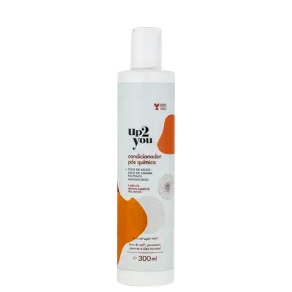 Embalagem plástica branca opaca. Rótulo com o nome da marca e do produto em letras pretas e vermelhas, e detalhes gráficos abstratos em tons de laranja e vermelho.