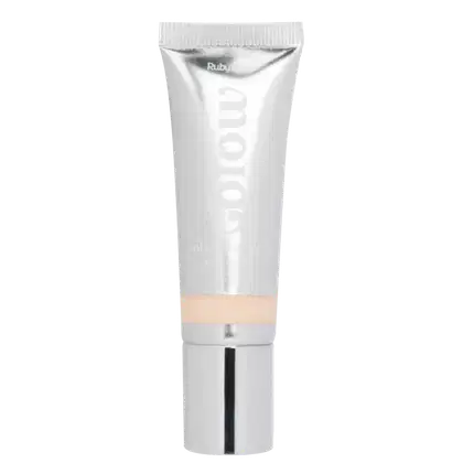 Tubo de creme cosmético branco com rótulo em letras brancas sobre fundo preto, apresentando a marca "Ruby". O produto possui uma tampa e parece ser um creme ou loção para aplicação na pele.