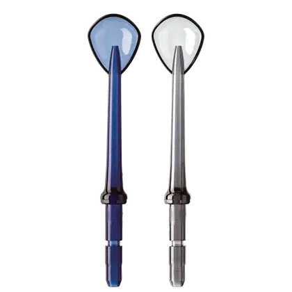 Dois irrigadores bucais Waterpik com design moderno e elegante. Um na cor azul e outro na cor prata, ambos com hastes longas e pontas arredondadas para facilitar o uso.