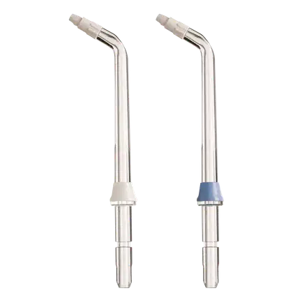 Dois bicos de irrigação bucal Waterpik em metal cromado, com pontas removíveis em cores branca e azul. Apresentam design ergonômico e compacto, adequados para uso doméstico.