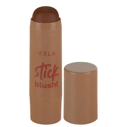 Embalagem em forma de bastão, com tampa, em tons de bege. Rótulo vermelho com texto "VZLA Stick blush!" em destaque.