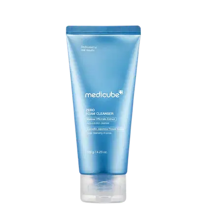 Tubo de limpeza facial Medicube Zero Foam Cleanser, com embalagem azul clara e texto em branco. Contém extratos de melissa e camélia japonesa para limpeza profunda dos poros.