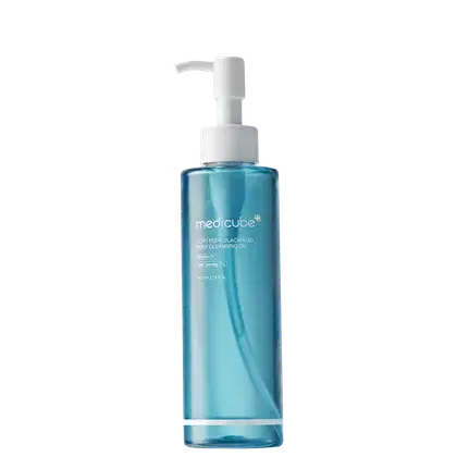 Frasco de óleo de limpeza profunda para poros e cravos da marca Medicube, com embalagem de plástico azul e branco e bomba de acionamento.