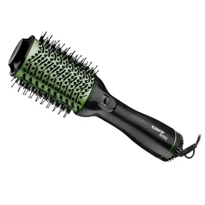 Escova de cabelo elétrica da marca Taiff, modelo Easy. Ela possui um design compacto e ergonômico, com um corpo preto e detalhes verdes. Possui cerdas longas e densas, provavelmente de material sintético, que cobrem toda a superfície da cabeça da escova