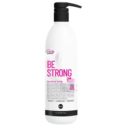 Produto de cuidado capilar leave-in forte da linha Curly Care. Embalagem plástica branca opaca com tampa preta. Rótulo com o nome do produto "BE STRONG" em letras grandes e rosa, além da descrição "leave-in forte".