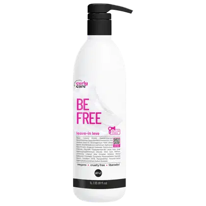 Produto de cuidado capilar leave-in da marca Curly Care. Frasco plástico branco opaco com tampa preta. Rótulo frontal com o nome do produto "BE FREE" em letras grandes e rosa.
