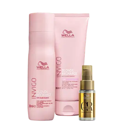 Shampoo e um condicionador em embalagens cilíndricas na cor rosa claro. As embalagens exibem o logotipo da Wella e o nome "Blonde Recharge with Color Pigments". Há também um frasco dourado de óleo de tratamento capilar da linha Oil Reflections.