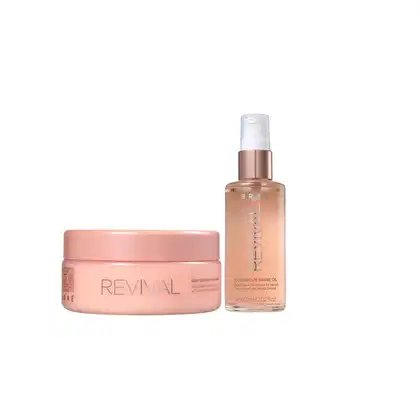 Dois produtos de cuidados com os cabelos da marca Braé. Um é um frasco de vidro transparente com um líquido dourado e uma tampa branca, o óleo capilar. O outro produto é um pote rosa com a palavra "Revival" impressa na frente, a máscara capilar.