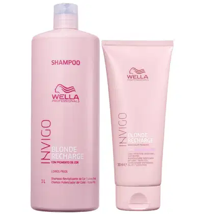 Shampoo e condicionador para cabelos loiros da linha Invigo Blonde Recharge da Wella Professionals. O shampoo vem em uma embalagem rosa de 1 litro. O condicionador é apresentado em um tubo rosa de 200ml.