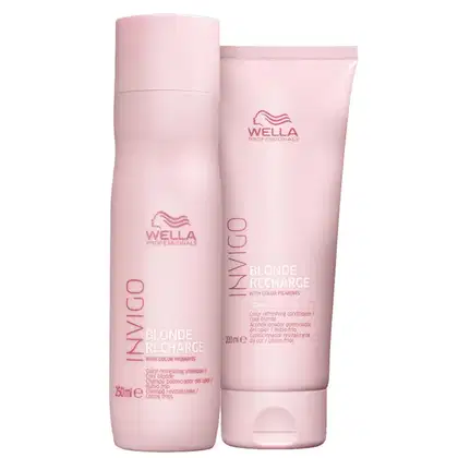 Shampoo e um condicionador em embalagens cilíndricas na cor rosa claro. As embalagens exibem o logotipo da Wella e o nome "Invigo Blonde Recharge with color pigments" em letras vermelhas. O shampoo tem capacidade de 250ml e o condicionador 200ml.