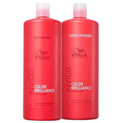 Dois frascos vermelhos de 1 litro cada, um contendo shampoo e o outro condicionador da linha Color Brilliance da marca Wella Professionals.