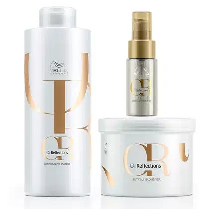 Três produtos da linha Oil Reflections da marca Wella Professionals. Um é um shampoo luminoso em um frasco cilíndrico branco com detalhes em dourado. Outro é um óleo capilar. O terceiro é uma máscara de tratamento em um pote branco com detalhes em dourado