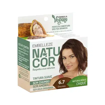 A imagem mostra caixa da Tintura Embelleze Natucor 6.7 Chocolate. A embalagem traz tons de verde e branco e exibe a foto de uma modelo com cabelos médios e em tom marrom. Destaca ser uma fórmula vegana, suave, sem amônia, sem chumbo e sem água oxigenada.