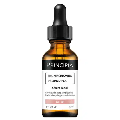 Frasco de vidro âmbar com conta-gotas preto contendo sérum facial da marca Principia.