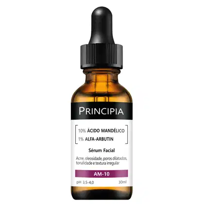 Frasco de vidro âmbar com conta-gotas preto contendo sérum facial da marca Principia, com rótulo indicando 10% de ácido mandélico e 1% de alfa-arbutina, para tratamento de acne, oleosidade e poros dilatados.