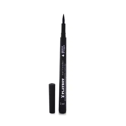Caneta delineadora preta da marca Playboy, com ponta fina e embalagem preta. O produto possui o nome da marca e o volume de 2 ml impresso na embalagem.