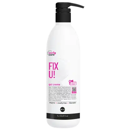 Produto de cuidado capilar da marca Curly Care. Frasco plástico branco com tampa preta. Rótulo com o nome "Fix U!" em letras grandes e rosa, e "gel creme" em letras menores abaixo.