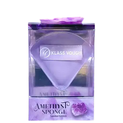 Caixa de plástico transparente contendo uma esponja de banho de edição limitada da marca Klass Vough, com a cor predominante sendo o roxo e o logotipo da marca visível.