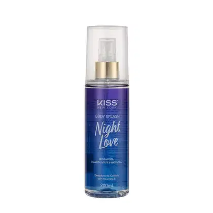 A imagem mostra o Body Splash em uma embalagem com cores azul, branco e dourado, apresentando o logotipo Kiss New York. A tampa é transparente e traz um detalhe dourado na válvula spray.