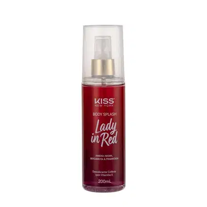A imagem mostra o Body Splash em uma embalagem com cores vermelho e dourado, apresentando o logotipo Kiss New York. A tampa é transparente e traz um detalhe dourado na válvula spray.