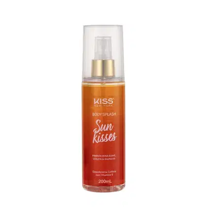 A imagem mostra o Body Splash em uma embalagem com cores laranja, vermelho e dourado, apresentando o logotipo Kiss New York. A tampa é transparente e traz um detalhe dourado na válvula spray.