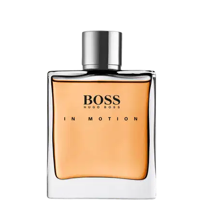 A imagem mostra uma garrafa de perfume masculino "Boss In Motion" da Hugo Boss. O frasco retangular e transparente contém um líquido âmbar, com tampa cilíndrica prateada. O nome "Boss" e "In Motion" estão impressos em letras pretas na frente.