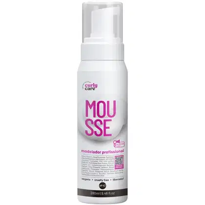 Mousse modelador profissional da marca Curly Care. Embalagem plástica branca fosca com tampa protetora transparente. Rótulo com o nome do produto "MOUSSE" em letras grandes e roxas, e informações adicionais em texto menor.