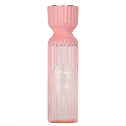 Frasco de perfume Lattafa Perfumes com design ondulado em cor rosa, contendo texto em árabe e inglês indicando a fragrância "Noble Blush".