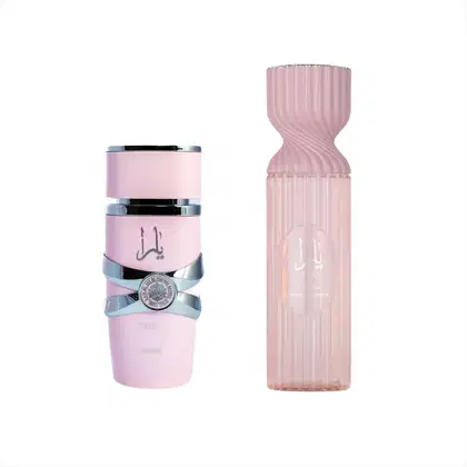 Dois frascos de perfume da marca Lattafa, um em formato cilíndrico rosa claro com detalhes prateados, e outro em formato ondulado rosa claro. Ambos os frascos exibem o nome da marca em árabe.