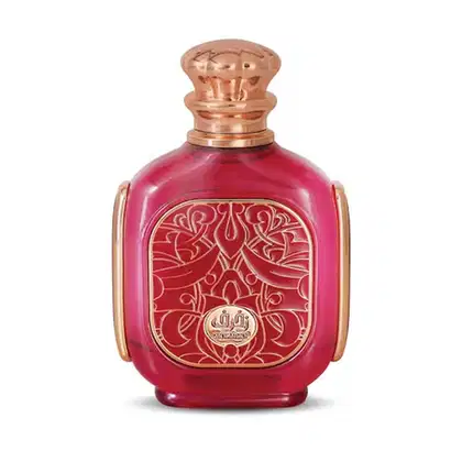 Frasco de perfume Zimaya com design ornamental em vermelho e dourado, contendo líquido rosado. Tampa decorativa em formato arredondado.