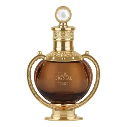 Frasco de perfume dourado da marca Lattafa Perfumes, com detalhes decorativos em relevo e tampa com uma pérola. O rótulo indica o nome "Pure Crystal" em destaque.