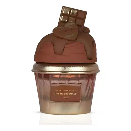 Frasco de perfume Lattafa Choco Overdose com tampa em formato de barra de chocolate marrom e rótulo dourado com texto "Give me gourmand". O frasco possui design elegante e sofisticado, em tons de marrom e dourado.