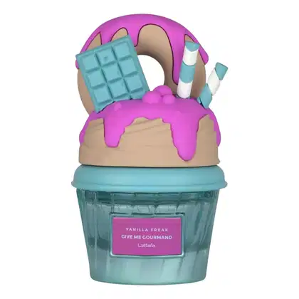 Perfume da marca Lattafa Perfumes, com embalagem em formato de cupcake de cor rosa e azul, contendo diversos elementos decorativos como barra de chocolate, creme e outros acessórios.