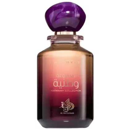 Frasco de perfume da coleção Wataniah, com tampa roxa e corpo em tons de rosa e dourado. O rótulo exibe o nome "Wataniah" em árabe e em inglês.