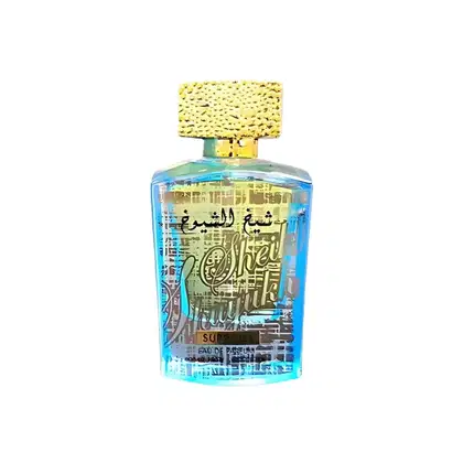 Frasco de perfume Lattafa com design gráfico e texto em árabe. Embalagem de vidro azul claro com tampa dourada e decoração em amarelo. Rótulo com informações do produto em árabe.