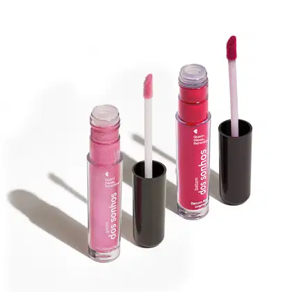 Batom líquido Rosite dos Sonhos e gloss labial Rosadex dos Sonhos Quem Disse, Berenice? na cor rosa com embalagens e esponjas aplicadores na cor do produto, tampa preta e haste branca.