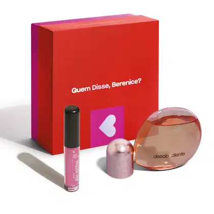 Eau de Parfum Desobediente em frasco rosa e laranja com formato ovalado, gloss labial Rosadex em embalagem com líquido rosa e tampa preta e caixa de presente vermelha com letras brancas, todos da marca Quem Disse, Berenice?.