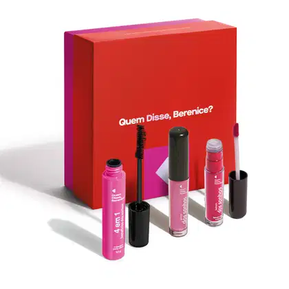 Caixa de presente vermelha e lilás, máscara de cílios 4 em 1 em tubo rosa com tampa e aplicador pretos, gloss dos sonhos rosa com tampa preta e batom líquido dos sonhos vermelho com tampa preto e aplicador vermelho, todos da marca Quem Disse, Berenice?.