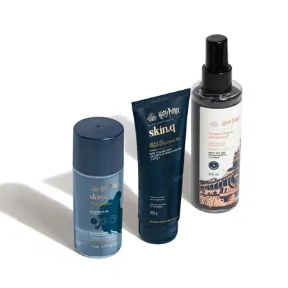 Três itens da marca Harry Potter Quem Disse, Berenice?: frasco em tons de azul com água micelar, bisnaga preta, dourada e branca de gel máscara de limpeza 2 em 1 e frasco com válvula spray e rótulo branco de body splash.