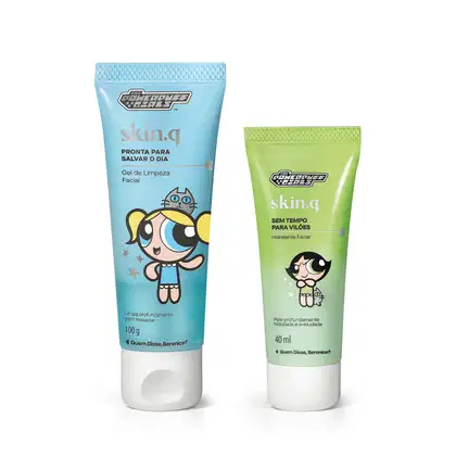 Dois tubos de gel de limpeza facial e hidratante facial da linha Skin.q da marca As Meninas Superpoderosas Quem Disse, Berenice?, em embalagens azul e verde com tampa branca e ilustração das personagens Lindinha e Docinho.