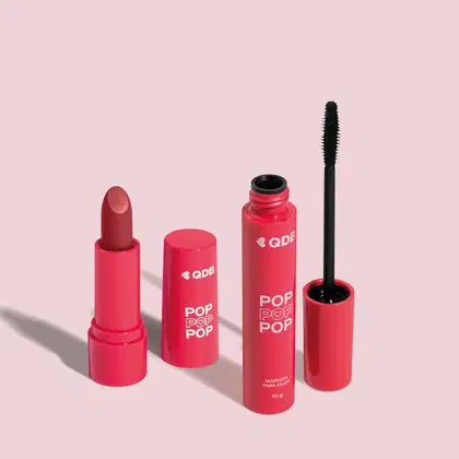 Imagem de dois produtos da marca POP Quem Disse, Berenice? contendo um batom cremoso em embalagem rosa na cor Rosa Malva e uma máscara de cílios em tubo rosa com aplicador preto. O fundo da imagem é neutro com sombreado.