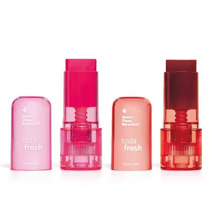 Imagem do Combo Toda Fresh Quem Disse, Berenice? contendo dois frascos de Blush Jelly, um na cor bordô e outro na cor rosa. As embalagens são transparentes e a tampa é na mesma tonalidade do blush.
