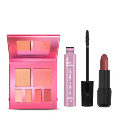 Imagem de uma paleta de maquiagem multifuncional rosa com tons rosados e alaranjados em embalagem da marca Quem Disse, Berenice? Também há um frasco lilás de máscara de cílios preta, seu aplicador ao lado e um batom nude marrom da mesma marca.