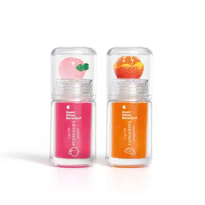 Imagem do Combo Lip Oil Quem Disse, Berenice? com um produto na cor Rosa Fúcsia em tonalidade de rosa claro e um pessego decorativo e outro na cor Coral Tangerina, com tonalidade laranja e tangerina decorativa. As embalagens são transparentes.