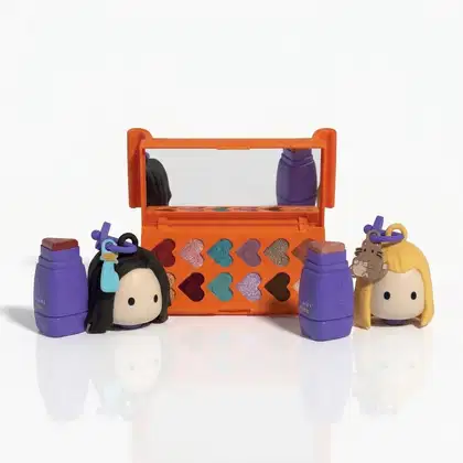 Conjunto de produtos Quem Disse, Berenice? da linha Friends contendo uma paleta de sombra com 12 cores e dois sticks multifuncionais.