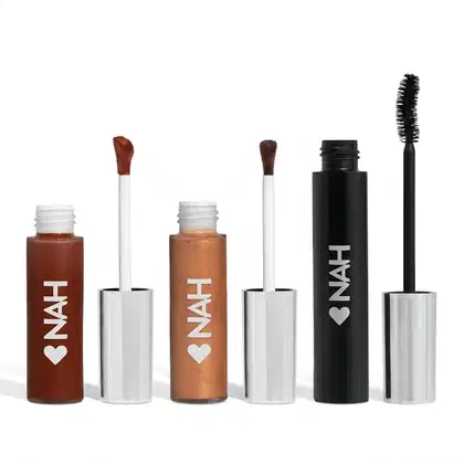 Conjunto de produtos de beleza da marca Nah Cardoso, incluindo máscara de cílios, iluminador líquido e blush líquido.