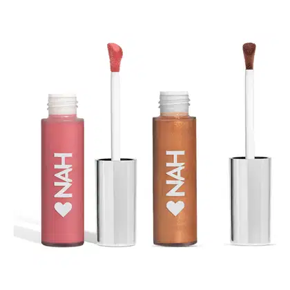 Dois produtos de maquiagem da marca Nah Cardoso: um batom líquido rosa e um iluminador líquido dourado, ambos em embalagens brancas com o logotipo da marca.