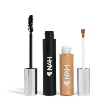 Conjunto de produtos de beleza Nah Cardoso, incluindo um rímel preto em embalagem preta, um frasco de iluminador dourado.