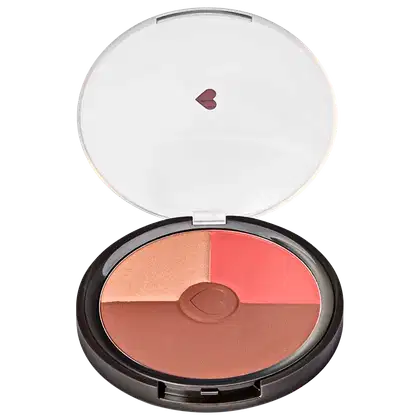 Compacto de pó facial da marca Quem Disse, Berenice? com formato oval, contendo três tons de blush em cores laranja, rosa e marrom, em embalagem preta com tampa branca.