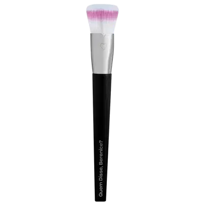 Pincel para maquiagem Duo Fiber Super Funcional da marca Quem Disse, Berenice? com cabo preto e prateado e cerdas macias nas cores ranca e bege.